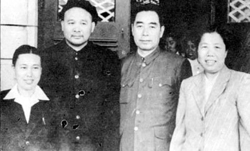 1951年,徐海东与周恩来等在大连市合影。由左至右:周东屏、徐海东、周恩来、邓颖超 1951年,徐海东与周恩来等在大连市合影。由左至右:周东屏、徐海东、周恩来、邓颖超