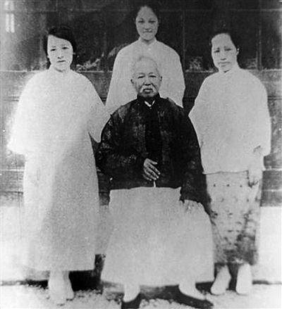 这是康有为(前排中)和他的三个女儿:(左起)康同璧、康同复、康同薇。 (新华社 图) 这是康有为(前排中)和他的三个女儿:(左起)康同璧、康同复、康同薇。 (新华社 图)