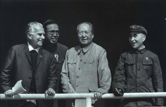 关光烈(左二) 关光烈(左二)