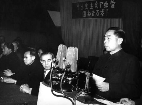 周恩来在匈牙利社会主义工人党布达佩斯市临时执委会召集的积极分子大会上发表讲话。 周恩来在匈牙利社会主义工人党布达佩斯市临时执委会召集的积极分子大会上发表讲话。
