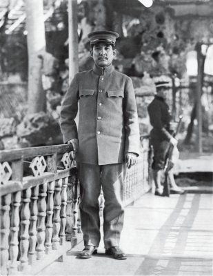 身着军装的孙中山(摄于1911年,南京) 身着军装的孙中山(摄于1911年,南京)