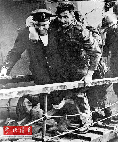 1940年5月,德军绕过马其诺防线,横扫法国北部。英军只好从法国北部的敦刻尔克往英国本土撤退。图为敦刻尔克大撤退时,一名英国皇家海军士官扶着受伤的战友走上一艘驱逐舰。(资料图片) 1940年5月,德军绕过马其诺防线,横扫法国北部。英军只好从法国北部的敦刻尔克往英国本土撤退。图为敦刻尔克大撤退时,一名英国皇家海军士官扶着受伤的战友走上一艘驱逐舰。(资料图片)