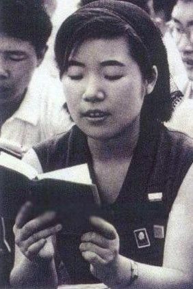 日本青年在读《毛主席语录》 日本青年在读《毛主席语录》