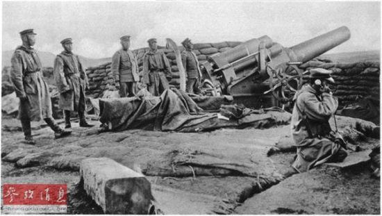1914年11月,日军使用重型火炮攻击德军青岛要塞。(资料图片) 1914年11月,日军使用重型火炮攻击德军青岛要塞。(资料图片)