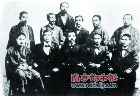 孙中山与日本友人宫崎寅藏等合影。前排左起安永东之助、杨衢云、平山周、末永节、内田良平;中排左起大原义刚、小山雄太郎、孙中山、清藤幸七郎、可儿长一;后排宫崎寅藏。 孙中山与日本友人宫崎寅藏等合影。前排左起安永东之助、杨衢云、平山周、末永节、内田良平;中排左起大原义刚、小山雄太郎、孙中山、清藤幸七郎、可儿长一;后排宫崎寅藏。