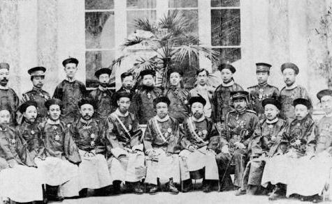 1905年12月,晚清五大臣及随员在罗马合影。 1905年12月,晚清五大臣及随员在罗马合影。