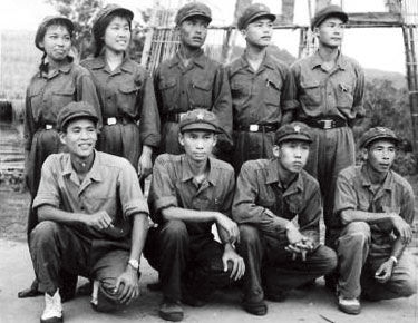 1974年8月,赴中国军校学习前,楠佧江边的缅共东北军区干校合影。后排右一为昆明老高三知青芮跃明,前右二为王曦。 1974年8月,赴中国军校学习前,楠佧江边的缅共东北军区干校合影。后排右一为昆明老高三知青芮跃明,前右二为王曦。
