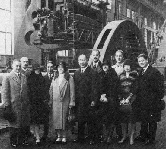1928 年,驻德大使蒋作宾(左四)参观一间德国工厂 1928 年,驻德大使蒋作宾(左四)参观一间德国工厂