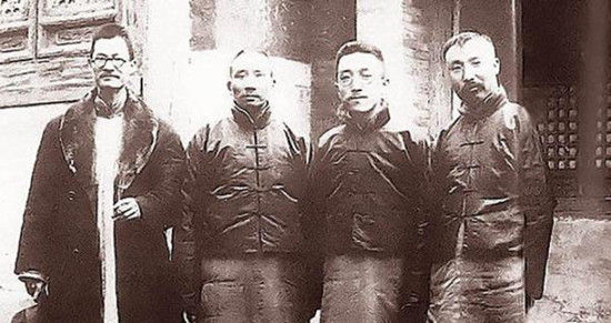 1920年3月,新文化运动代表人物蒋梦麟、蔡元培、胡适、李大钊(从左至右)的合影。 1920年3月,新文化运动代表人物蒋梦麟、蔡元培、胡适、李大钊(从左至右)的合影。