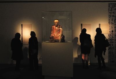 3月4日,在匈牙利的自然历史博物馆里展出的千年“肉身佛”。初步确认是福建省20年前被盗的章公六全祖师像。 3月4日,在匈牙利的自然历史博物馆里展出的千年“肉身佛”。初步确认是福建省20年前被盗的章公六全祖师像。