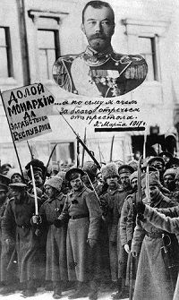 拍摄于1917年,俄国革命期间。一群哥萨克人在彼得格勒大街上游行,抗议沙皇尼古拉二世的统治。 拍摄于1917年,俄国革命期间。一群哥萨克人在彼得格勒大街上游行,抗议沙皇尼古拉二世的统治。