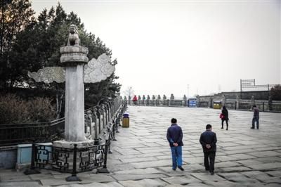 同一座桥,两张照片跨越了一个世纪。今天,桥上游人惬意。 同一座桥,两张照片跨越了一个世纪。今天,桥上游人惬意。