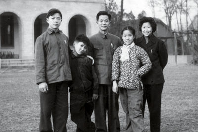 20世纪50年代,舒同与家人合影(左起关关、安安、舒同、均均、舒同夫人)。 20世纪50年代,舒同与家人合影(左起关关、安安、舒同、均均、舒同夫人)。