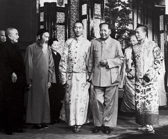 1954年9月,毛泽东在北京接见西藏两大宗教领袖达赖喇嘛·丹增嘉措(右)和班禅额尔德尼·确吉坚赞(左)。 1954年9月,毛泽东在北京接见西藏两大宗教领袖达赖喇嘛·丹增嘉措(右)和班禅额尔德尼·确吉坚赞(左)。