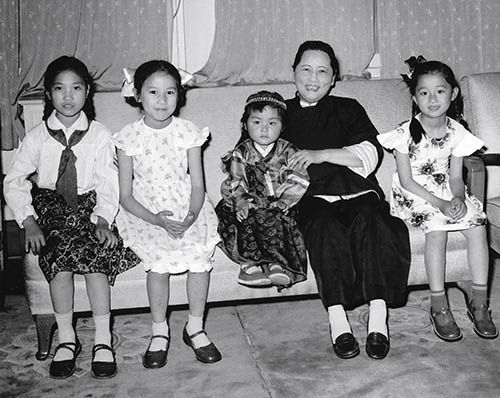 1960年,宋庆龄和孩子们在北京寓所。她抱着的是隋永清。 1960年,宋庆龄和孩子们在北京寓所。她抱着的是隋永清。