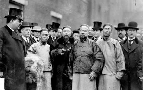 清政府派出考察团赴各国考察立宪。 清政府派出考察团赴各国考察立宪。
