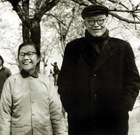 1976年,张闻天逝世前与妻子刘英的合影 1976年,张闻天逝世前与妻子刘英的合影