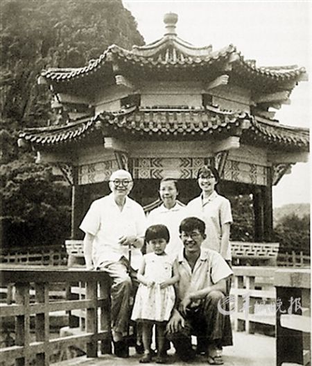 张闻天在广东肇庆期间,儿子张虹生(前排左一)从新疆来探望,这是他们在七星岩的合影 张闻天在广东肇庆期间,儿子张虹生(前排左一)从新疆来探望,这是他们在七星岩的合影