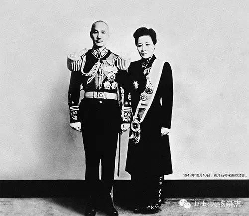 1943年10月10日,蒋介石与宋美龄合影。 1943年10月10日,蒋介石与宋美龄合影。