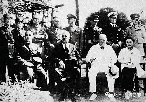1943年11月,宋美龄参加开罗会议。前排左起:蒋介石、罗斯福、丘吉尔、宋美龄。后排左四为盟军中国战区参谋长史迪威。 1943年11月,宋美龄参加开罗会议。前排左起:蒋介石、罗斯福、丘吉尔、宋美龄。后排左四为盟军中国战区参谋长史迪威。