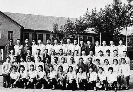 1976年7月16日,西北大学1973级历史系历史专业学生毕业留念。后排右六为王岐山。(刘安琴提供) 1976年7月16日,西北大学1973级历史系历史专业学生毕业留念。后排右六为王岐山。(刘安琴提供)