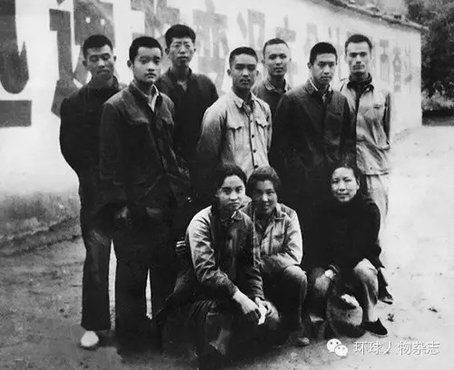 当年在康坪大队插队的北京知青合影,后排右一为王岐山。 当年在康坪大队插队的北京知青合影,后排右一为王岐山。