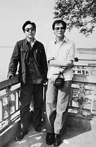 1983年,王岐山(右)与同事高文斌在湖北赤壁。 1983年,王岐山(右)与同事高文斌在湖北赤壁。