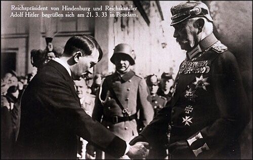 1933年3月21日,阿道夫·希特勒问候总统保罗·冯·兴登堡。 1933年3月21日,阿道夫·希特勒问候总统保罗·冯·兴登堡。