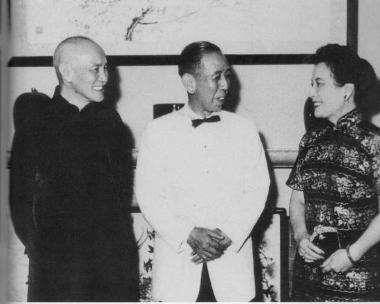 1957年岸信介访台时与蒋介石夫妇合影。 1957年岸信介访台时与蒋介石夫妇合影。