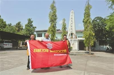 记者与远征军老兵杨伯方之子杨文博在同古中国远征军纪念碑前合影。 记者与远征军老兵杨伯方之子杨文博在同古中国远征军纪念碑前合影。