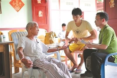 记者采访旅居密支那的远征军老兵李光钿。 记者采访旅居密支那的远征军老兵李光钿。