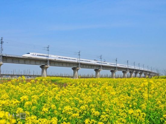 《中国铁道风景线》上市