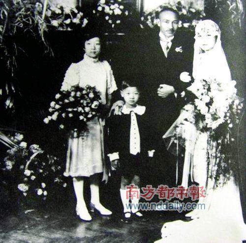1927年12月1日,蒋介石与宋美龄在上海举行婚礼。随着婚姻的延续,蒋介石对宋美龄的依恋之情也日益浓厚。 1927年12月1日,蒋介石与宋美龄在上海举行婚礼。随着婚姻的延续,蒋介石对宋美龄的依恋之情也日益浓厚。