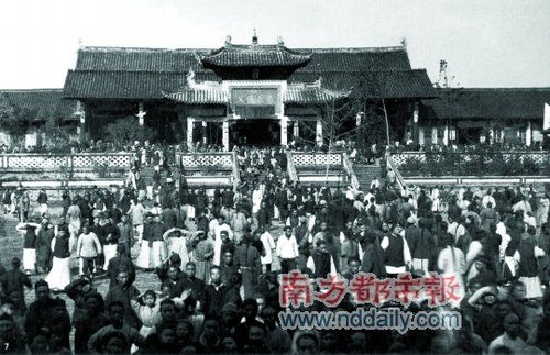 1911年11月27日大汉四川军政府成立之日成都皇城里的群众,无名的人物和人群成为了政治空间的制造者。美国人那爱德(Luther Knight,当时于四川高等学堂任教)摄。 1911年11月27日大汉四川军政府成立之日成都皇城里的群众,无名的人物和人群成为了政治空间的制造者。美国人那爱德(Luther Knight,当时于四川高等学堂任教)摄。