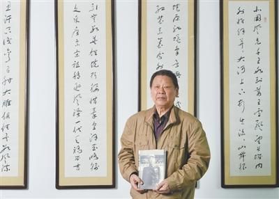 5月5日,江苏省政协会议室,戴安澜之子戴澄东捧着自己写的《戴安澜传》,封面是戴安澜将军的戎装照。 5月5日,江苏省政协会议室,戴安澜之子戴澄东捧着自己写的《戴安澜传》,封面是戴安澜将军的戎装照。