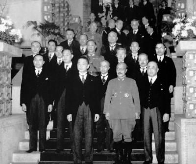 1942年12月23日,汪精卫(前排左)出席日首相东条英机(前排中)晚宴,合影的还有周隆庠(二排左一)、周佛海(二排左二)、梅思平(三排左一)与大东亚相青木一男(三排右一) 1942年12月23日,汪精卫(前排左)出席日首相东条英机(前排中)晚宴,合影的还有周隆庠(二排左一)、周佛海(二排左二)、梅思平(三排左一)与大东亚相青木一男(三排右一)