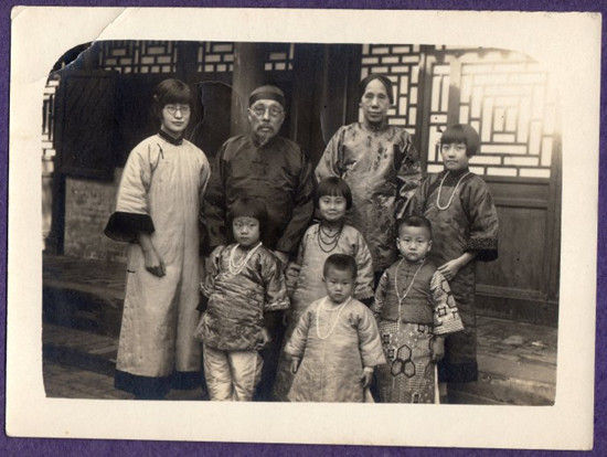 母亲在爷爷韩渤鹏(耀曾)和奶奶卞氏身边长大。 母亲在爷爷韩渤鹏(耀曾)和奶奶卞氏身边长大。