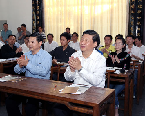 2011年5月9日,在贵州大学中国文化书院,师生们正在举行“我读《大学》以‘五四’精神解读‘修齐治平’的当代价值”为主题的“溪山论道”2011年第三期读书会活动。习近平一行轻轻地走进教室,坐下来听同学们的发言和老师的点评。 2011年5月9日,在贵州大学中国文化书院,师生们正在举行“我读《大学》以‘五四’精神解读‘修齐治平’的当代价值”为主题的“溪山论道”2011年第三期读书会活动。习近平一行轻轻地走进教室,坐下来听同学们的发言和老师的点评。