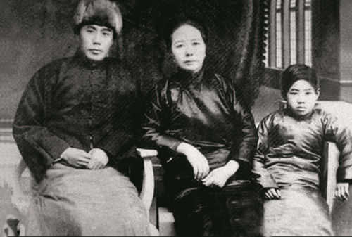 1935年,佟麟阁与夫人彭静智和佟兵在张家口。 1935年,佟麟阁与夫人彭静智和佟兵在张家口。