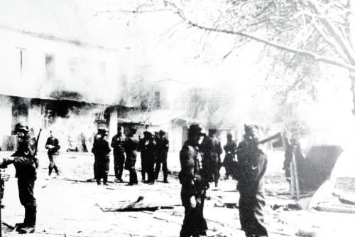 1944年6月10日,德国军队“扫荡”希腊迪斯托莫镇,致218人遇害。 1944年6月10日,德国军队“扫荡”希腊迪斯托莫镇,致218人遇害。