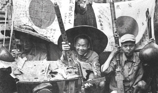 云南腾冲前线战士展示他们缴获的日军战旗和武器 云南腾冲前线战士展示他们缴获的日军战旗和武器
