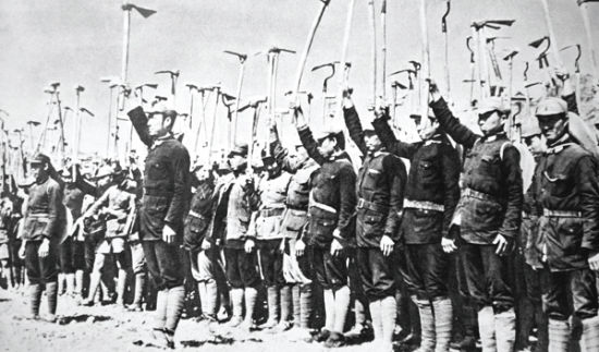 1943年,陕西延安开展大生产运动的誓师大会现场 1943年,陕西延安开展大生产运动的誓师大会现场