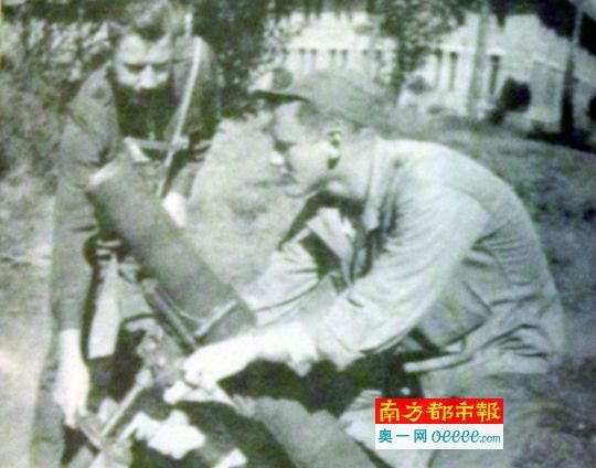 学兵总队的美军教官做化学迫击炮操作示范。 学兵总队的美军教官做化学迫击炮操作示范。