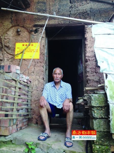 90岁的易俊良坐在自己屋前,他的泥土房已成危房。 90岁的易俊良坐在自己屋前,他的泥土房已成危房。