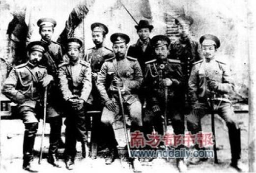 伊犁起义领导成员(前左一为冯特民,左四为杨瓒绪) 伊犁起义领导成员(前左一为冯特民,左四为杨瓒绪)