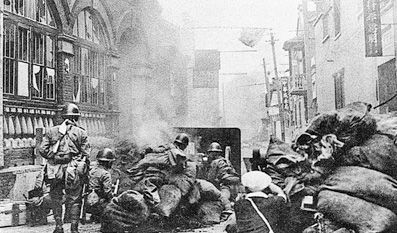 1937年,淞沪战场上国民党军和日军展开巷战。 1937年,淞沪战场上国民党军和日军展开巷战。
