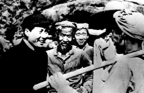 1937年,毛泽东与杨家岭的村民交谈 1937年,毛泽东与杨家岭的村民交谈