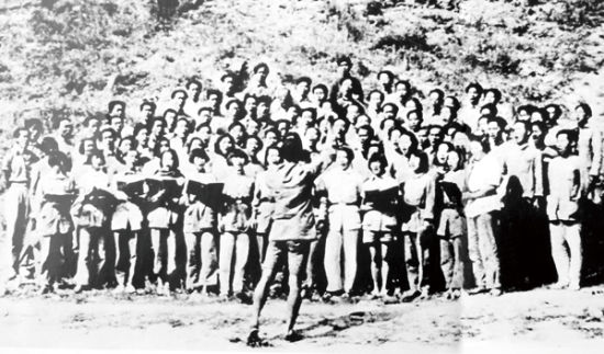 1939年4月,延安。冼星海指挥排练《黄河大合唱》。 fotoe 供图 1939年4月,延安。冼星海指挥排练《黄河大合唱》。 fotoe 供图