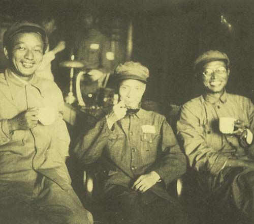 1949年接收广州时,三个战友在军管会。(右起)左洪涛,尹林平,饶彰风。 1949年接收广州时,三个战友在军管会。(右起)左洪涛,尹林平,饶彰风。