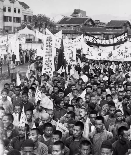 1939 年5 月,“五一”劳动节,重庆举行国民公约宣誓典礼,矢志抗战救国。图为《新华日报》发动劳工组织参与群众集会。 1939 年5 月,“五一”劳动节,重庆举行国民公约宣誓典礼,矢志抗战救国。图为《新华日报》发动劳工组织参与群众集会。